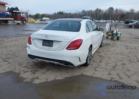 2015 Mercedes-Benz C 300 Sport 4Matic z USA, uszkodzony, nr VIN 55SWF4KB7FU025503